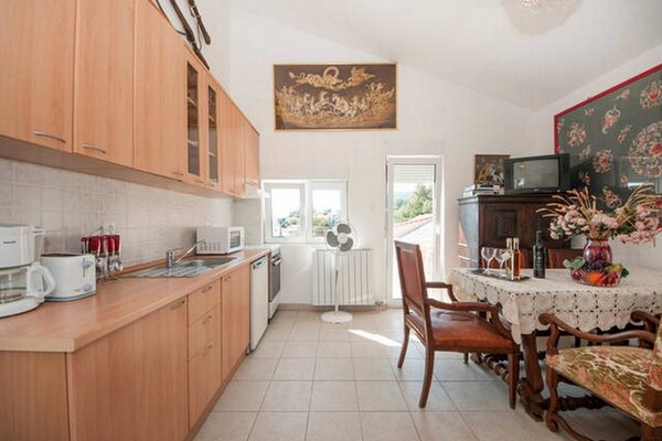 Bertie's Lodge - Standard Two Bedroom Apartment with Balcony and Sea view(A0) - thumbnail 4