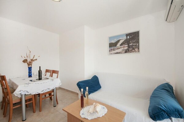 Bertie's Lodge - Two Bedroom Apartment with Terrace and Sea View(A1) - thumbnail 1