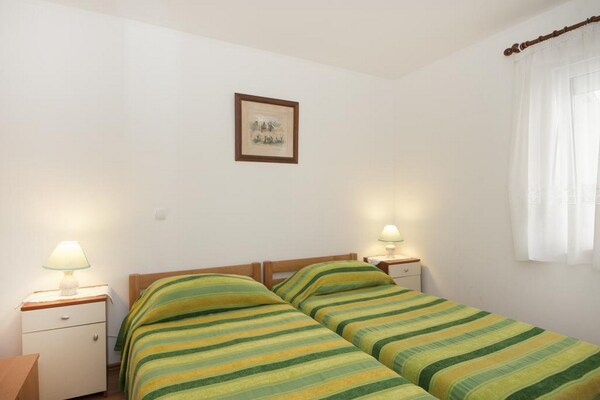Bertie's Lodge - Two Bedroom Apartment with Terrace and Sea View(A1) - thumbnail 6
