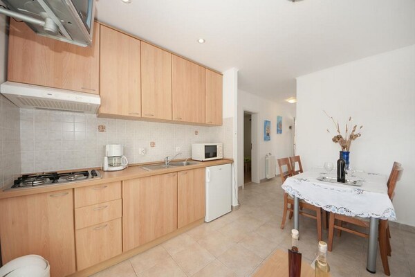 Bertie's Lodge - Two Bedroom Apartment with Terrace and Sea View(A1) - thumbnail 4