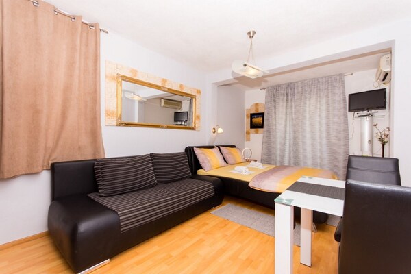 Op 400 m van het strand: appartement in Okrug Gornji voor 4 personen - thumbnail 3