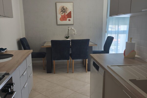 Ruim 3-kamerappartement met loggia in Split, op 3 km van het strand - thumbnail 3
