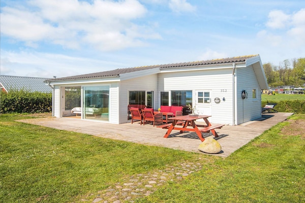 Vrijstaand vakantiehuis met panoramisch zeezicht in Skarrev, 10m van het strand - thumbnail 1
