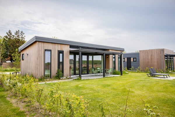 Eco-Chic Lodge aan het Markermeer: luxe, rust en honden welkom - thumbnail 1