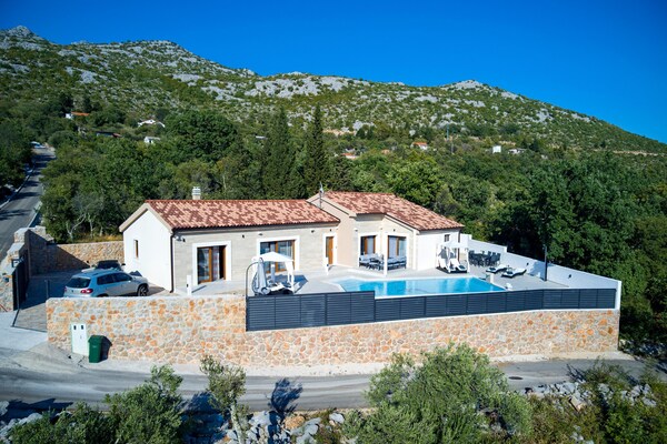 Villa Ivana 2: Ruime villa met privézwembad nabij zee en Paklenica - thumbnail 2