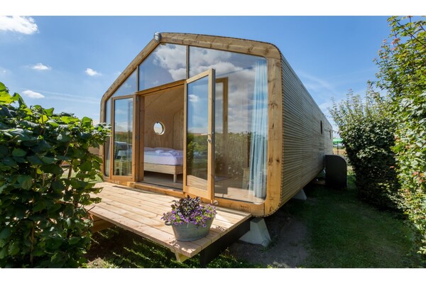 Wikkelhouse De Specht: duurzaam tiny house op Zeeuwse boerderij - thumbnail 1