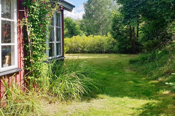 Ruim Zweeds vakantiehuis voor 8 personen aan de golfbaan bij Annerstad - thumbnail 5