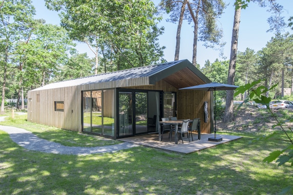 Vrijstaand chalet in bosrijk park, 12 km van Eindhoven - thumbnail 1
