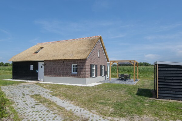 Luxe rietgedekte villa met tuin op vakantiepark in Someren, Brabant - thumbnail 1