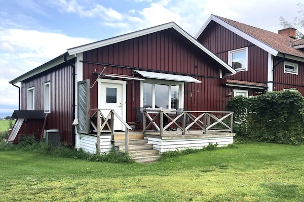Modern vakantiehuis met uitzicht op het Storsjönmeer in Krokom - thumbnail 1