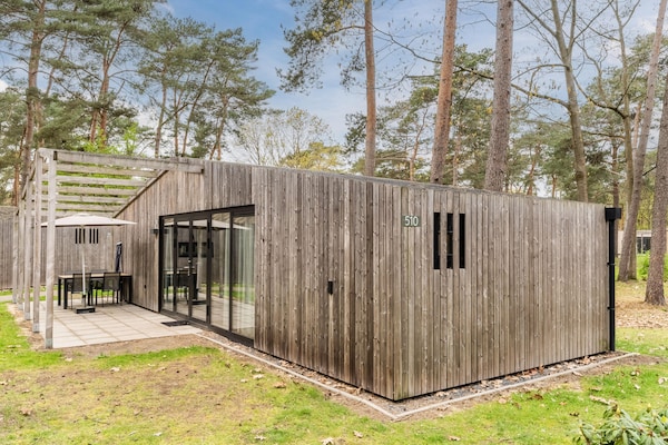 Stijlvol vrijstaand boshuis met 2 slaapkamers op Bospark 't Wolfsven - thumbnail 1