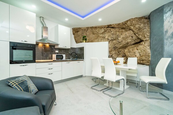 Appartement met terras en zeezicht direct aan zee in Molunat - thumbnail 2