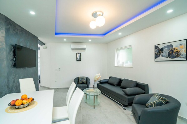 Appartement met terras en zeezicht direct aan zee in Molunat - thumbnail 4