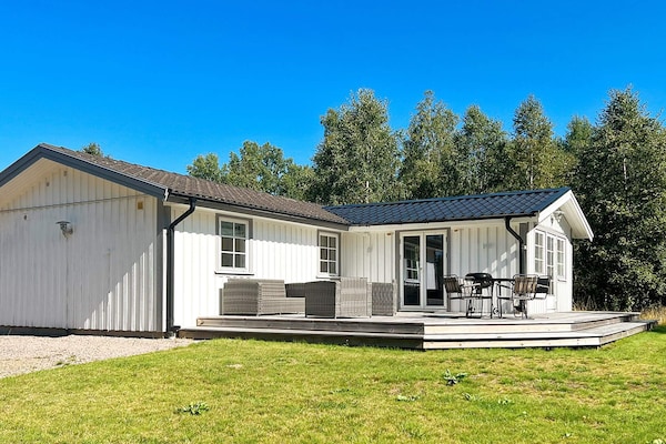 Sfeervol Zweeds vakantiehuis bij het meer met grote houten terras - thumbnail 1
