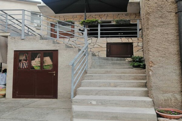 5-persoons appartement aan het strand in Senj met terras - thumbnail 2