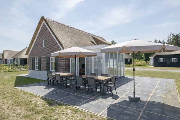 Luxe vrijstaande villa met rieten dak voor 10 personen in Someren - thumbnail 1