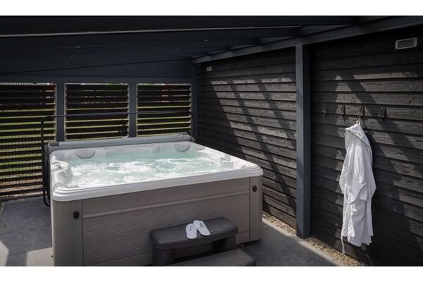 Luxe wellnessvilla met jacuzzi en sauna in Colijnsplaat, Zeeland - thumbnail 6