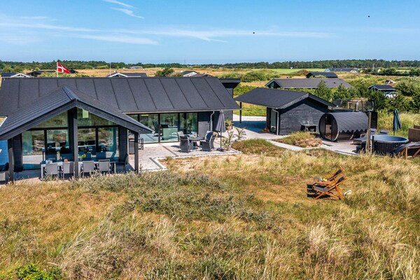 Modern vakantiehuis met sauna en houtgestookte badkuip bij Tornby Strand - thumbnail 1