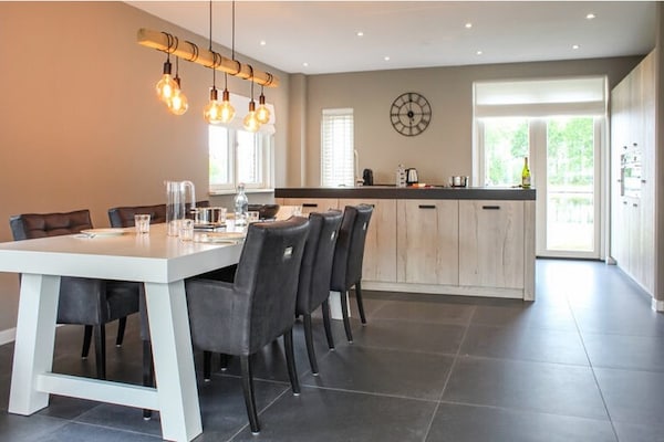 Rietgedekte villa aan het water in Friesland - thumbnail 2