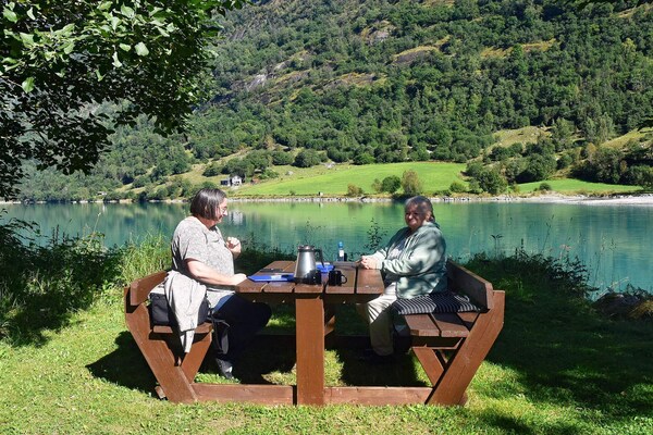 Idyllisch vakantiehuis direct aan het Oldevatnet meer met privé strand - thumbnail 3