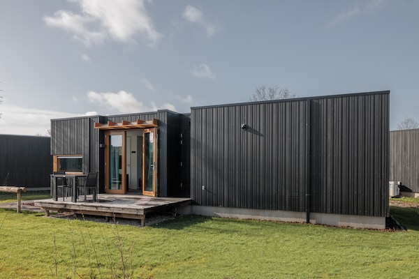 Tiny house met airco op autovrij Beach Resort Brouwersdam - thumbnail 1