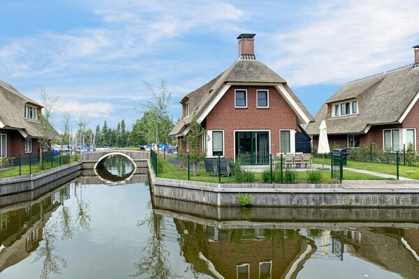 Rietgedekte villa met steiger aan het water in Friesland - thumbnail 5