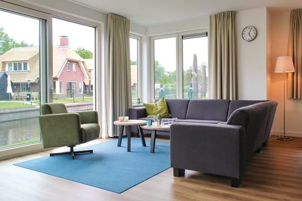 Rietgedekte villa met sauna en bubbelbad op vakantiepark in Friesland - thumbnail 2