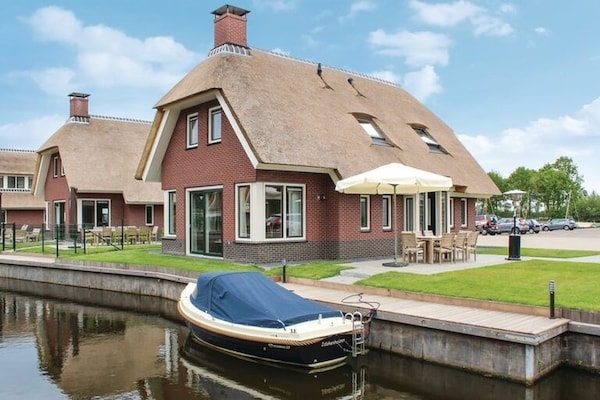 Rietgedekte villa met sauna en bubbelbad op vakantiepark in Friesland - thumbnail 1