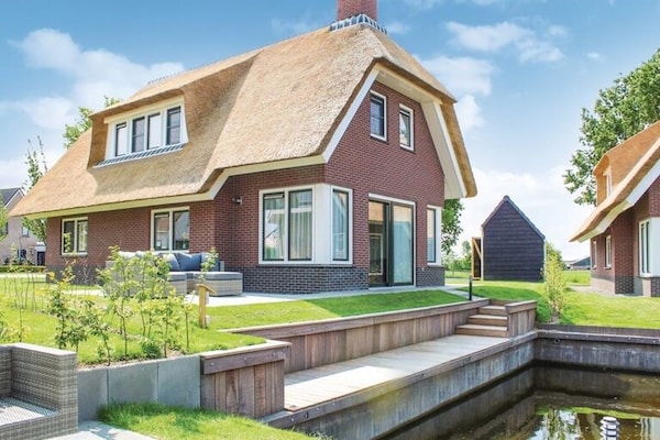 Rietgedekte villa met aanlegsteiger op rustig vakantiepark in Friesland - thumbnail 1