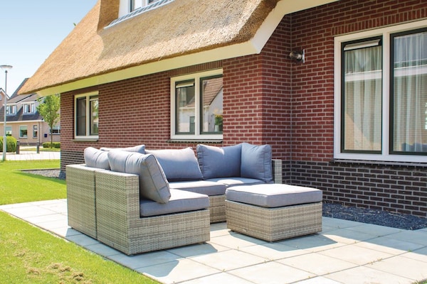 Rietgedekte villa met aanlegsteiger op rustig vakantiepark in Friesland - thumbnail 5