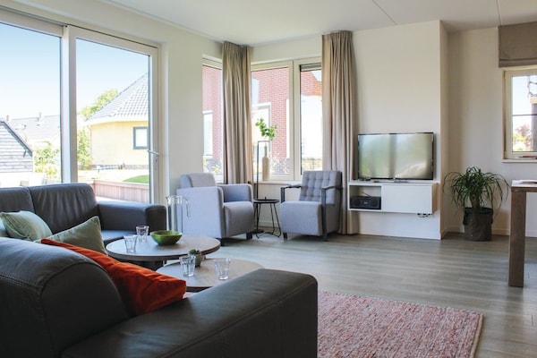 Luxe rietgedekte villa aan het water met sauna in Friesland - thumbnail 2