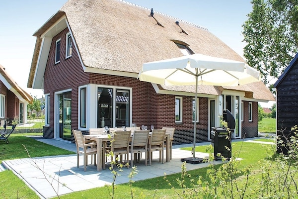 Luxe rietgedekte villa aan het water met sauna in Friesland - thumbnail 1