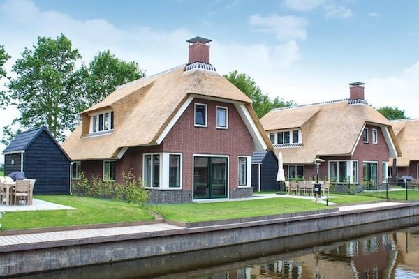 Rietgedekte luxe villa aan het water in Friesland, 8p, sauna, aanlegsteiger - thumbnail 1