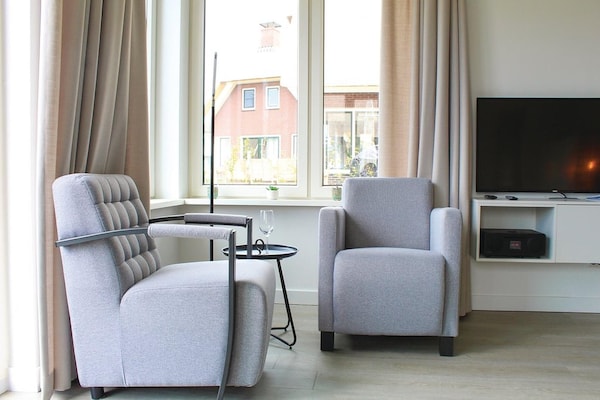 Rietgedekte luxe villa aan het water in Friesland, 8p, sauna, aanlegsteiger - thumbnail 2
