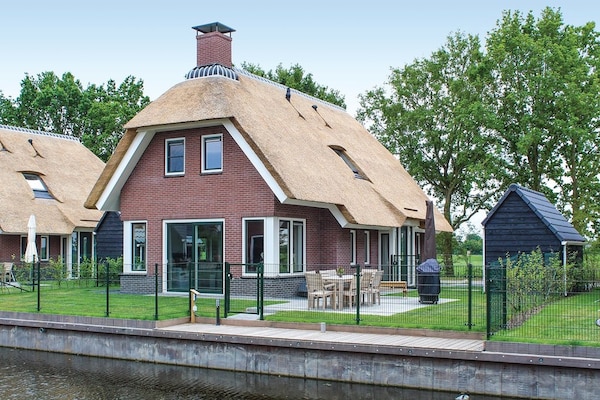 Rietgedekte villa aan het water op kleinschalig park in Friesland - thumbnail 1