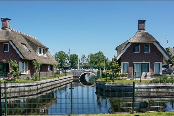 Rietgedekte villa aan het water op kleinschalig park in Friesland - thumbnail 6