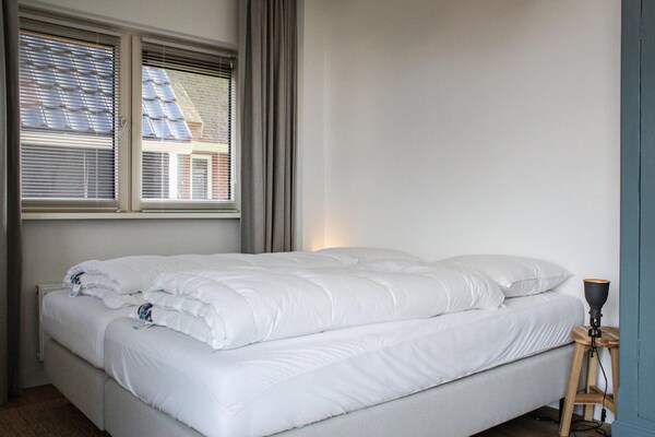 Rietgedekte villa aan het water voor 9 personen op Recreatiepark Idskenhuizen - thumbnail 4