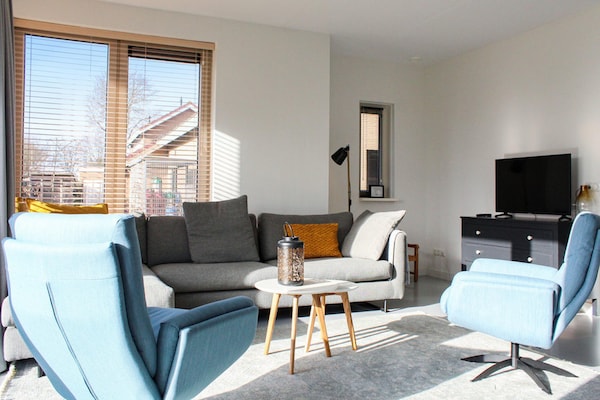 Rietgedekte villa aan het water voor 9 personen op Recreatiepark Idskenhuizen - thumbnail 1