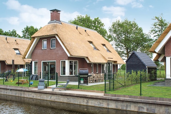 Rietgedekte 10-persoonsvilla met aanlegsteiger in Friesland - thumbnail 1
