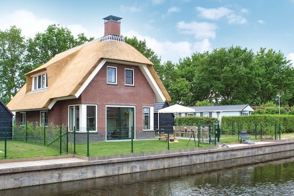 Rietgedekte villa aan het water voor 10 personen in Friesland - thumbnail 1
