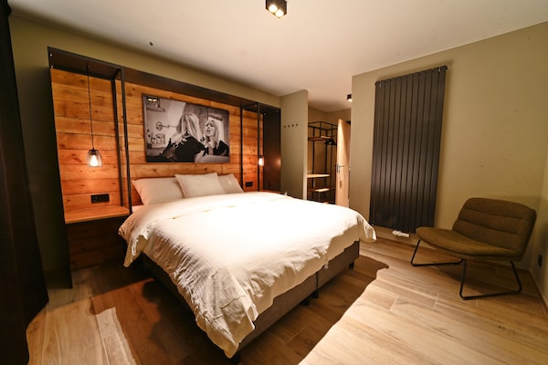 8-persoons vakantiehuis met binnenzwembad en panoramisch uitzicht in Septon - thumbnail 4