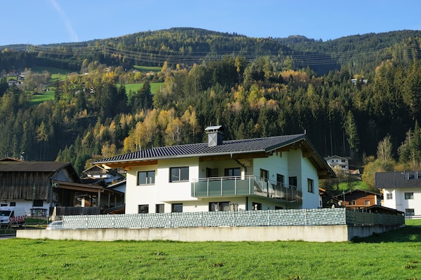 10-persoons appartement aan de piste in centrum Kaltenbach - thumbnail 1