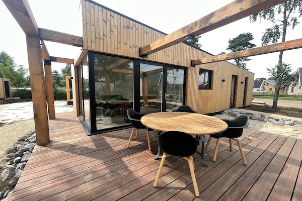 Luxe lodge aan het water op Vakantiepark Leukermeer voor 4 personen - thumbnail 1