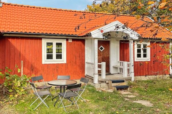 Sfeervol Zweeds vakantiehuis uit 1850 aan de golfbaan bij Kalmar - thumbnail 1