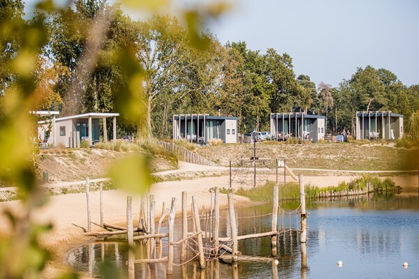 Sfeervol chalet met uitzicht op strand en haven op Vakantiepark Leukermeer - thumbnail 6