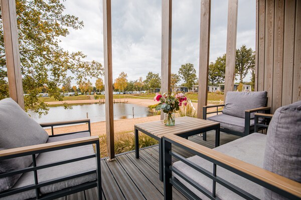 Sfeervol chalet met uitzicht op strand en haven op Vakantiepark Leukermeer - thumbnail 5