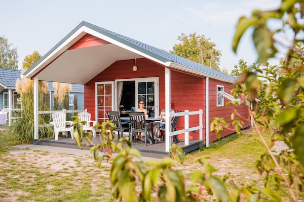 Sfeervol chalet aan het water op Vakantiepark Leukermeer voor 6 personen - thumbnail 1