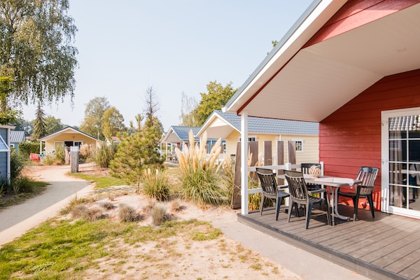 Sfeervol chalet aan het water op Vakantiepark Leukermeer voor 6 personen - thumbnail 5