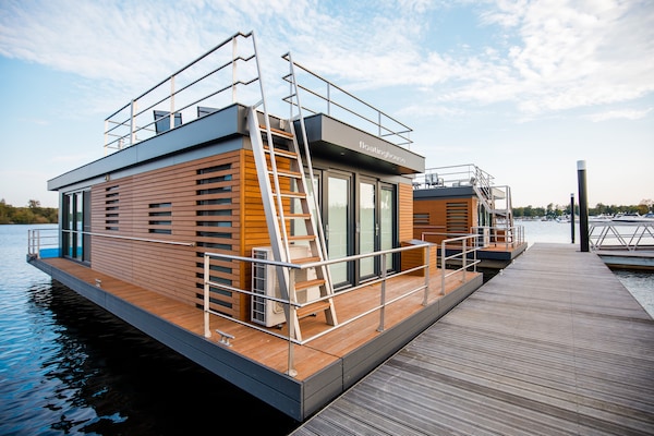 Luxe woonboot met panoramisch uitzicht op het Leukermeer in Well - thumbnail 1