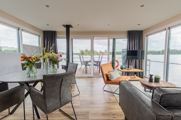 Luxe woonboot met panoramisch uitzicht op het Leukermeer in Well - thumbnail 2